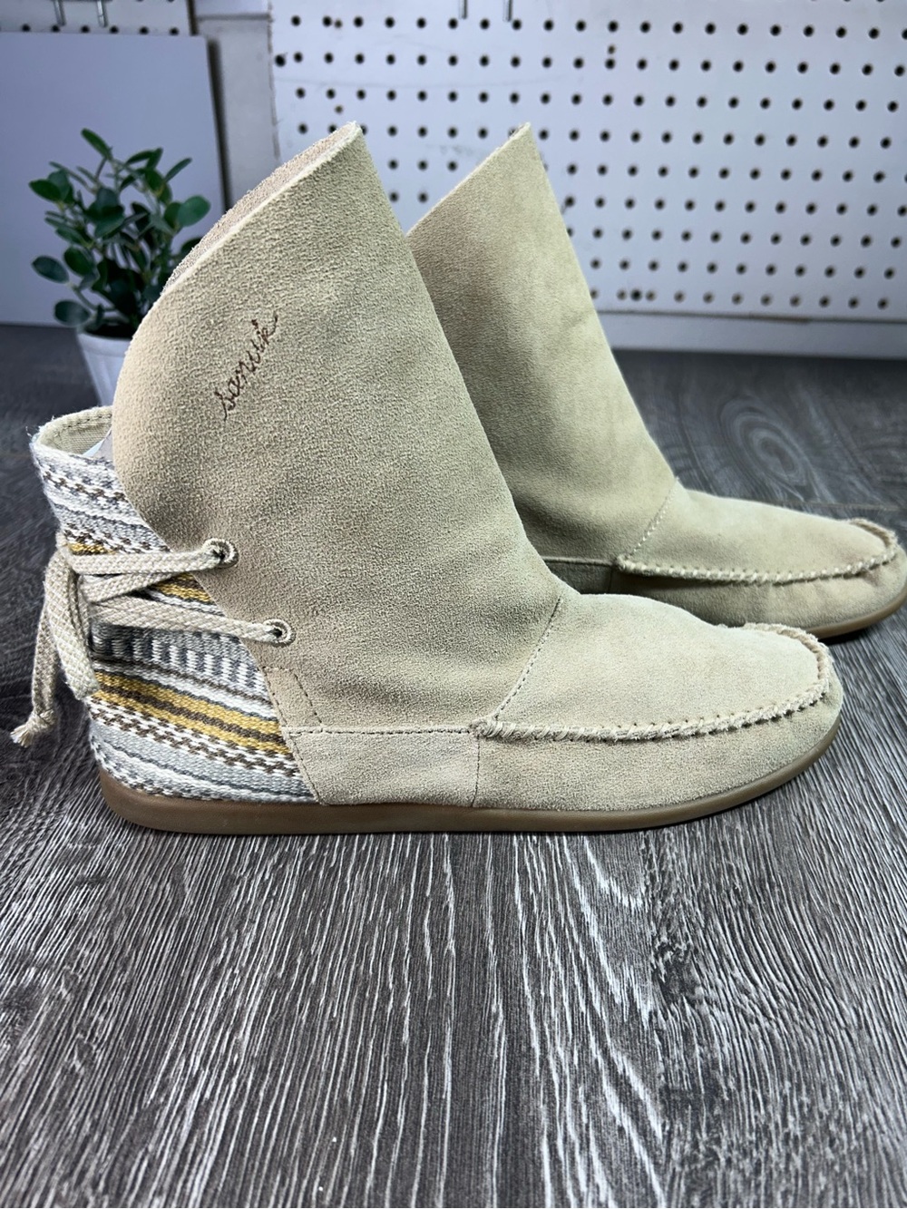 Sanuk women julep Beige Suede Slip-On boots size 10